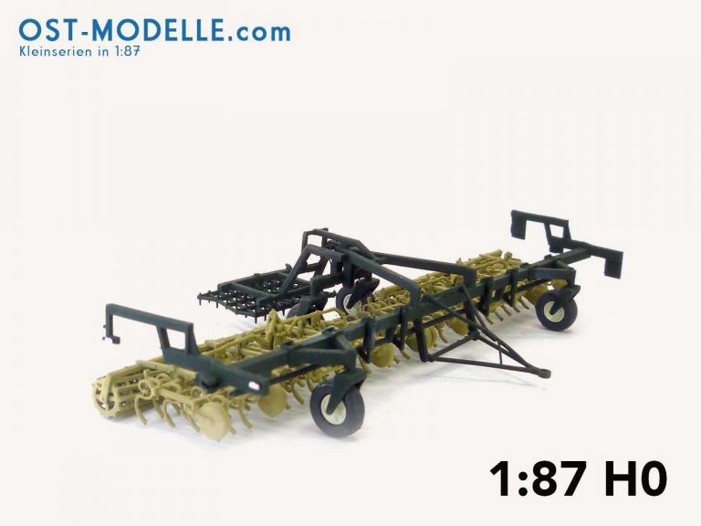 Koppelwagen T890 A01 Bodenbearbeitung 2 Feingrubber B231 mit Stabkrümmlern Arbeitsstellung siena